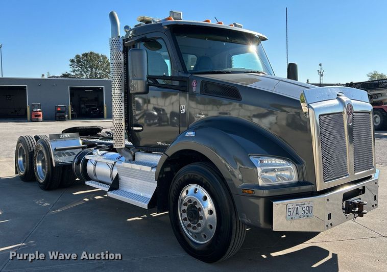 image for item NQ9943 2015 Kenworth T880  semi truck