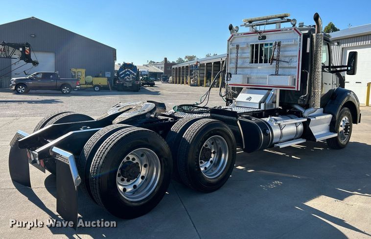 image for item NQ9943 2015 Kenworth T880  semi truck