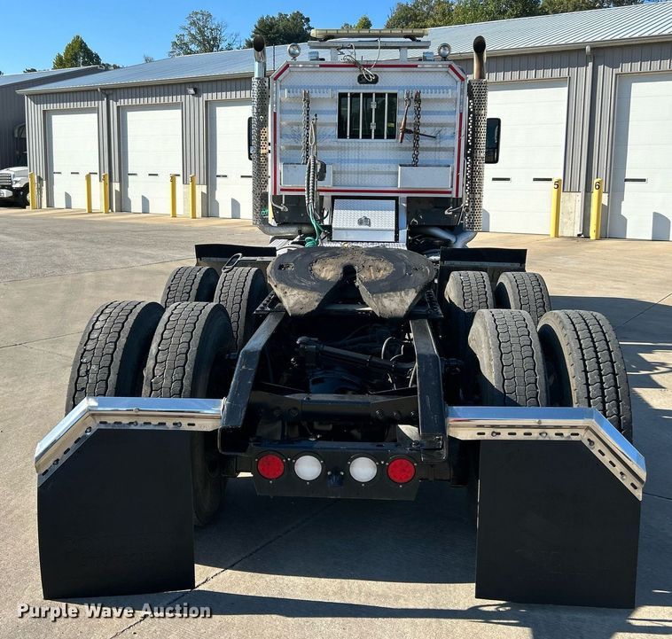 image for item NQ9943 2015 Kenworth T880  semi truck