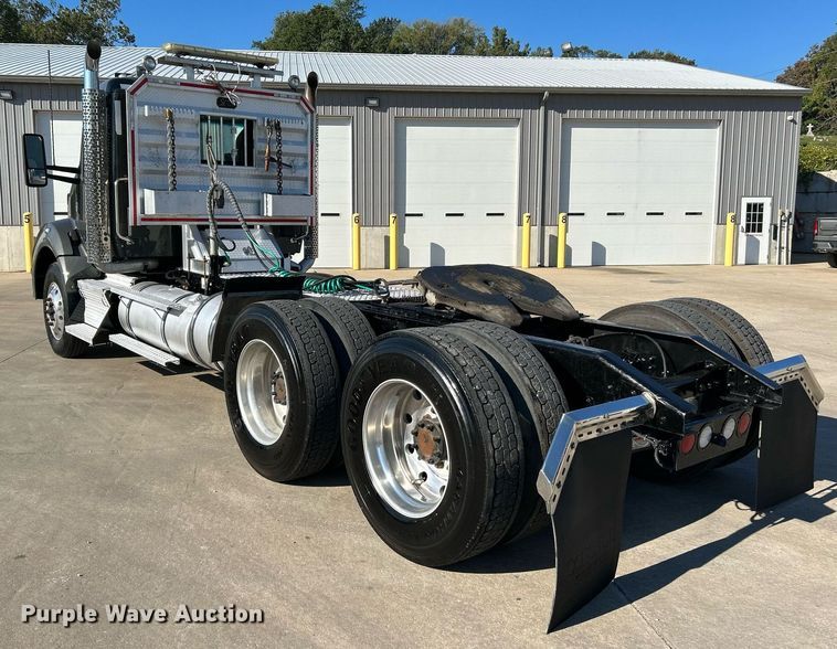 image for item NQ9943 2015 Kenworth T880  semi truck