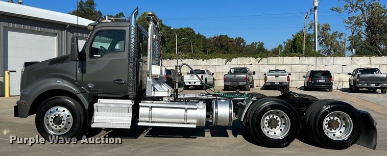 image for item NQ9943 2015 Kenworth T880  semi truck