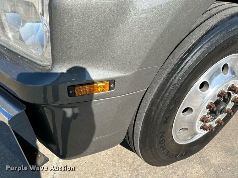 image for item NQ9943 2015 Kenworth T880  semi truck