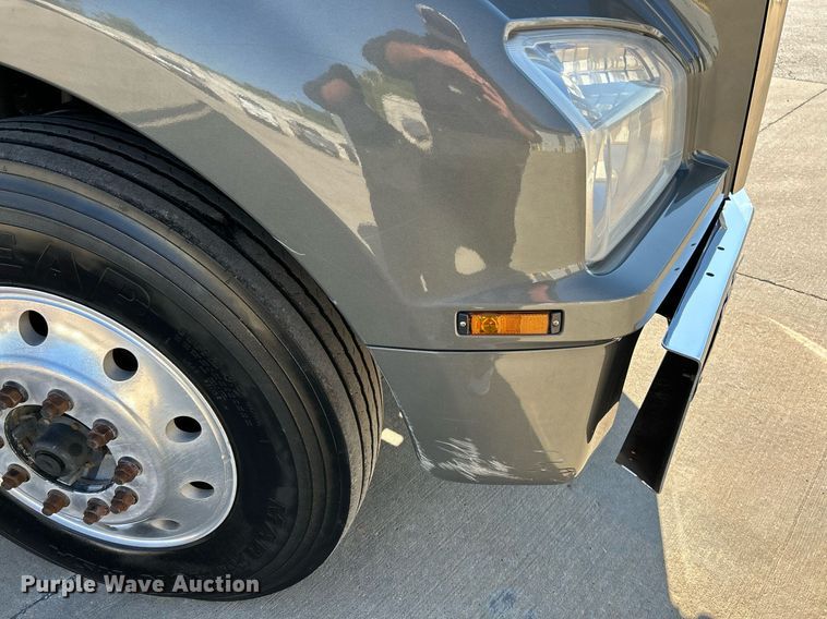 image for item NQ9943 2015 Kenworth T880  semi truck