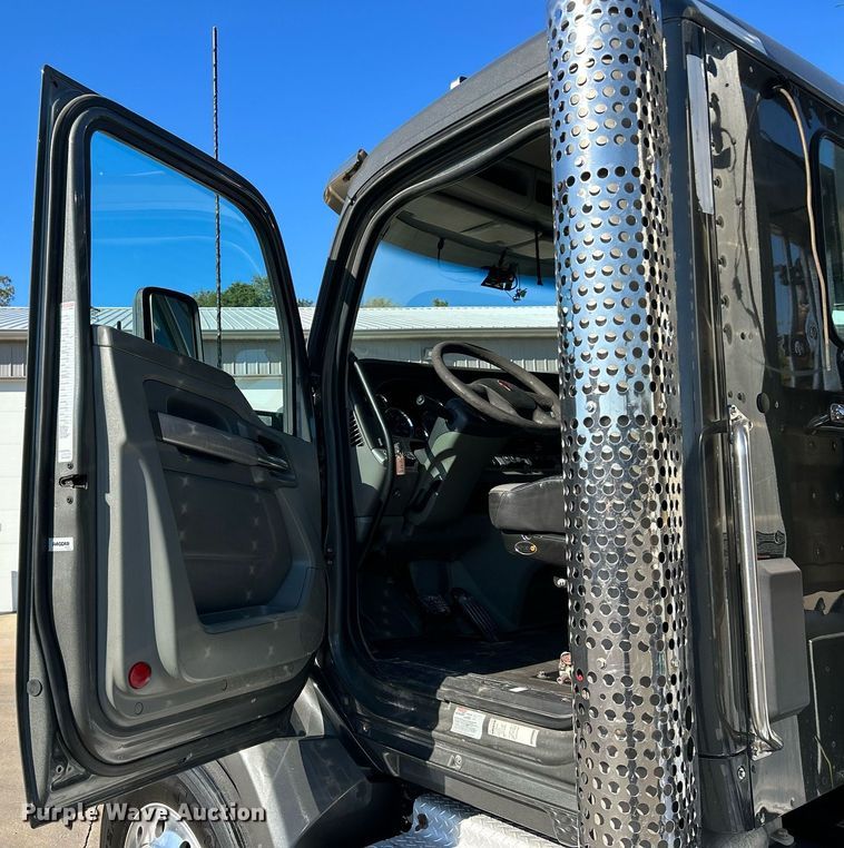 image for item NQ9943 2015 Kenworth T880  semi truck