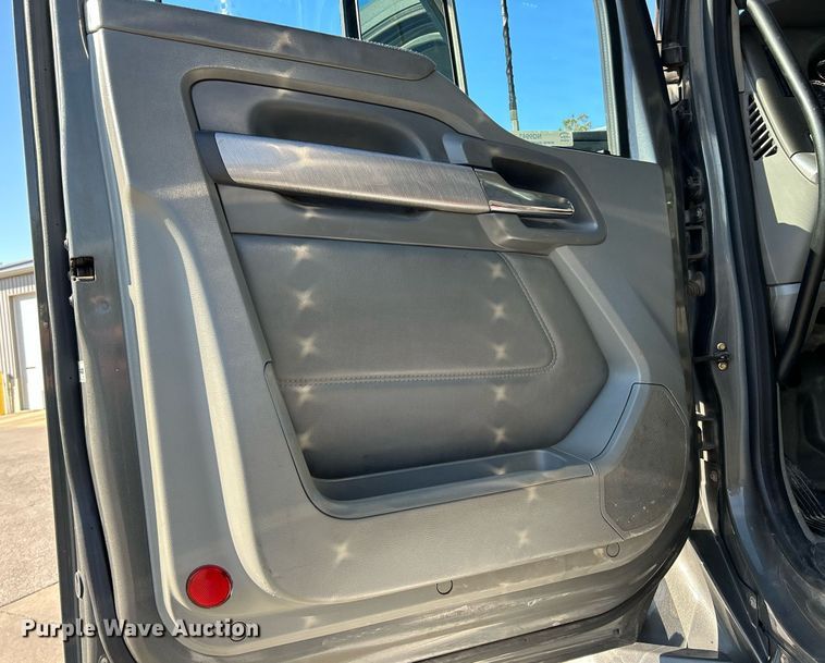 image for item NQ9943 2015 Kenworth T880  semi truck