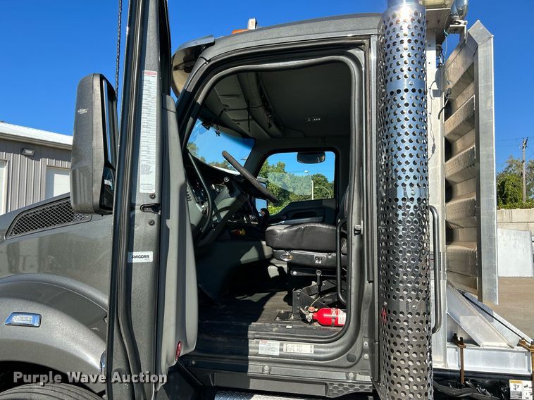 image for item NQ9943 2015 Kenworth T880  semi truck