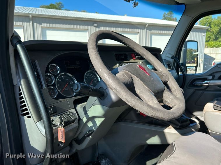 image for item NQ9943 2015 Kenworth T880  semi truck