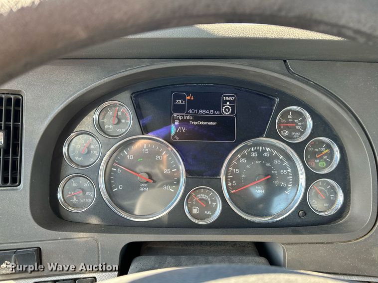 image for item NQ9943 2015 Kenworth T880  semi truck