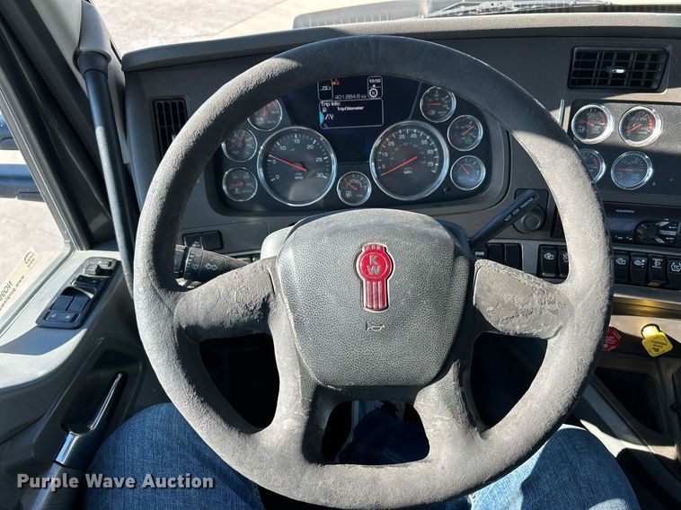image for item NQ9943 2015 Kenworth T880  semi truck