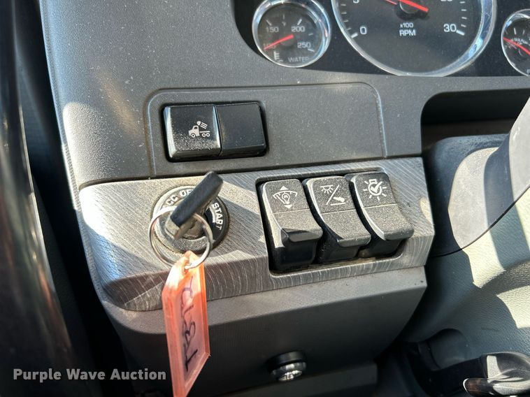 image for item NQ9943 2015 Kenworth T880  semi truck