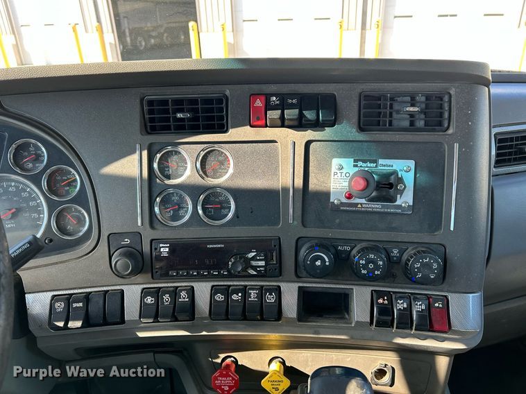 image for item NQ9943 2015 Kenworth T880  semi truck