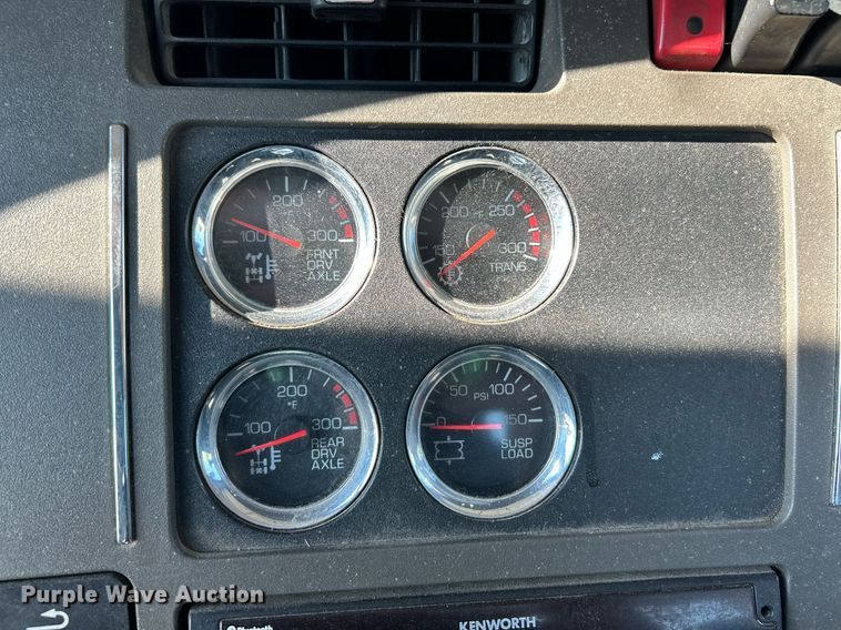 image for item NQ9943 2015 Kenworth T880  semi truck