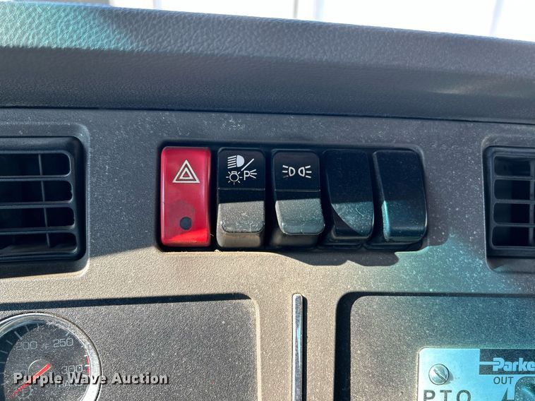 image for item NQ9943 2015 Kenworth T880  semi truck