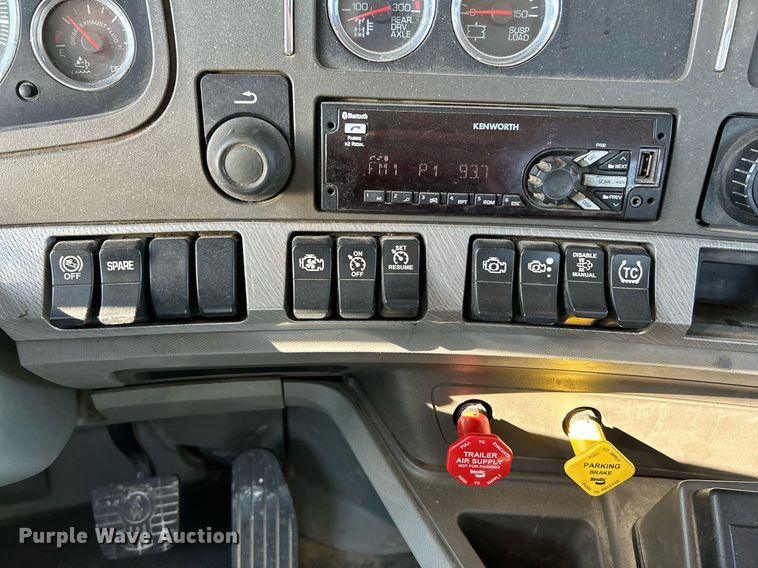 image for item NQ9943 2015 Kenworth T880  semi truck