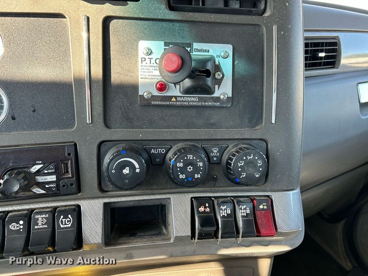 image for item NQ9943 2015 Kenworth T880  semi truck