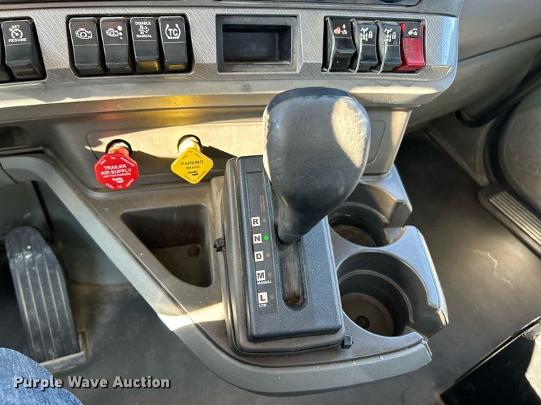 image for item NQ9943 2015 Kenworth T880  semi truck