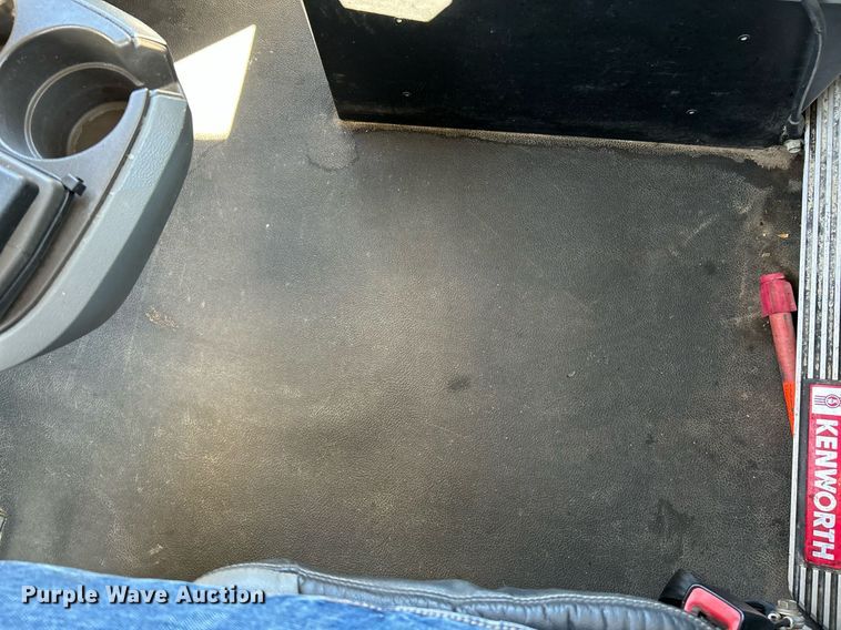 image for item NQ9943 2015 Kenworth T880  semi truck