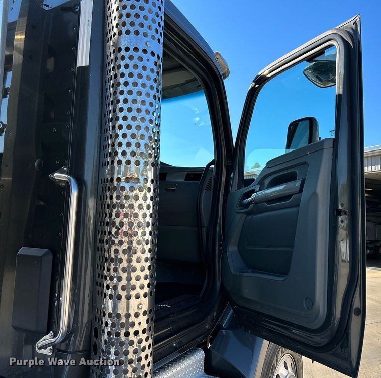 image for item NQ9943 2015 Kenworth T880  semi truck