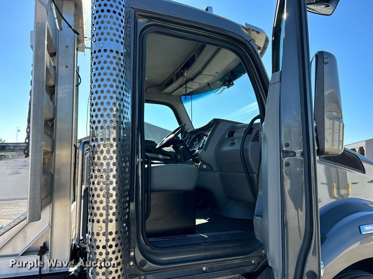 image for item NQ9943 2015 Kenworth T880  semi truck