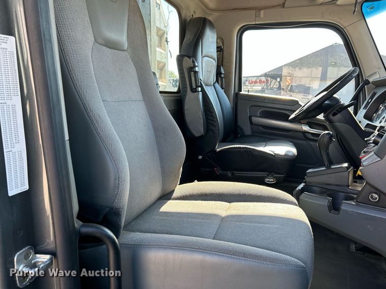 image for item NQ9943 2015 Kenworth T880  semi truck