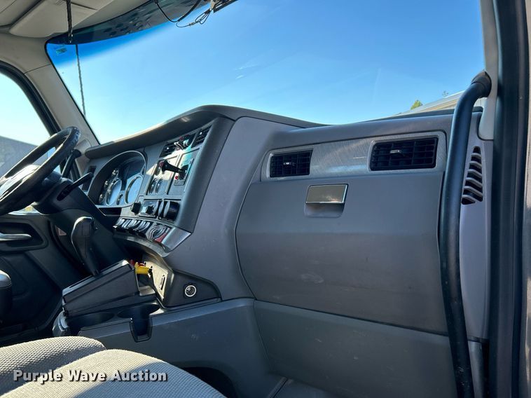 image for item NQ9943 2015 Kenworth T880  semi truck