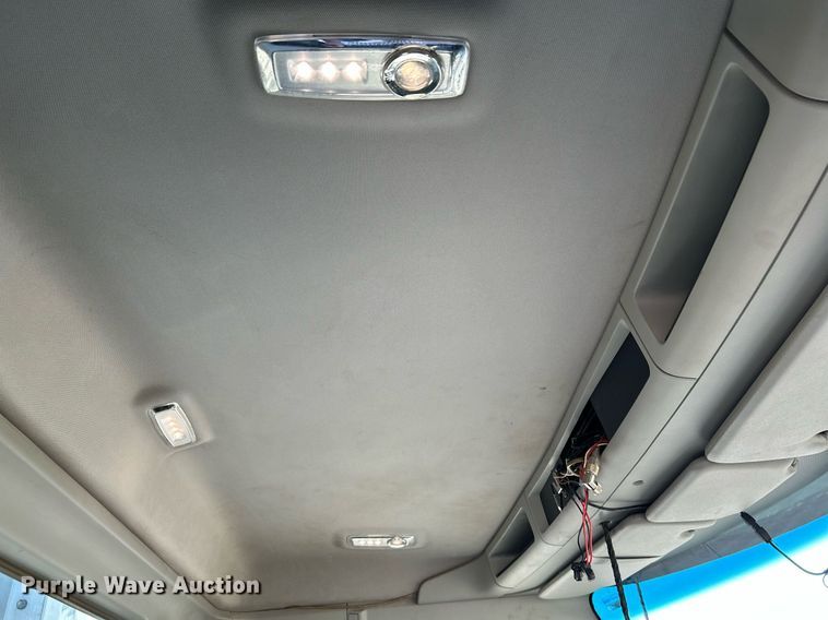 image for item NQ9943 2015 Kenworth T880  semi truck