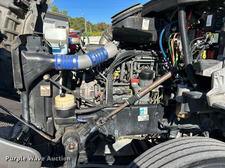 image for item NQ9943 2015 Kenworth T880  semi truck