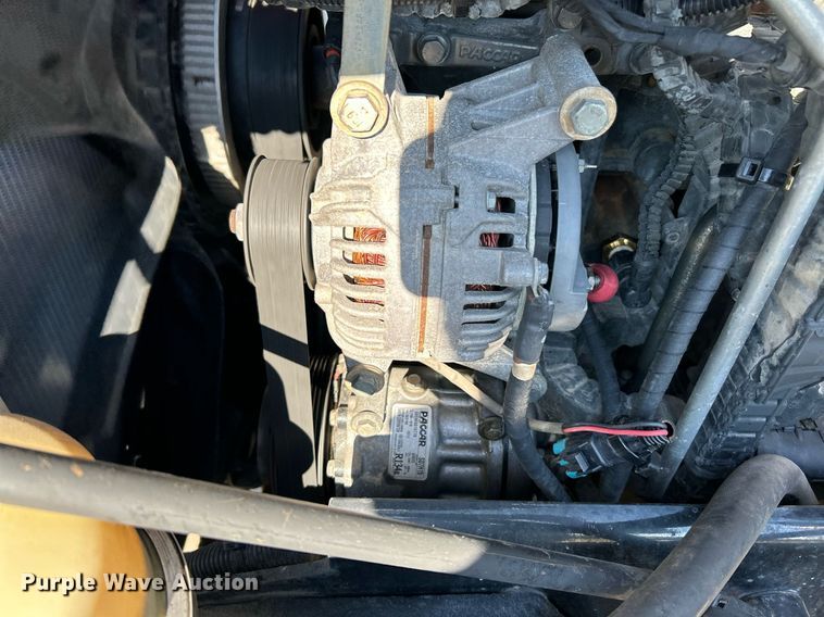 image for item NQ9943 2015 Kenworth T880  semi truck