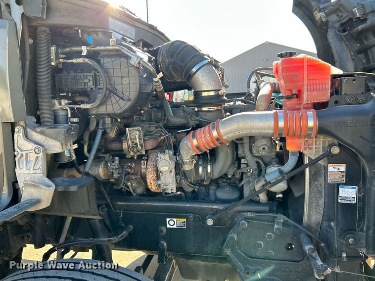 image for item NQ9943 2015 Kenworth T880  semi truck