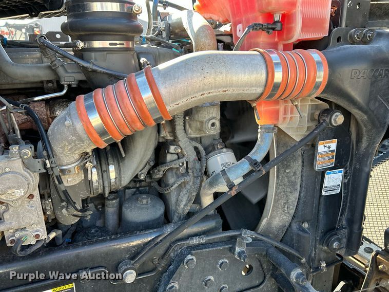 image for item NQ9943 2015 Kenworth T880  semi truck