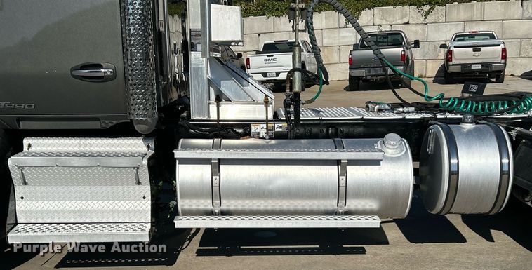 image for item NQ9943 2015 Kenworth T880  semi truck