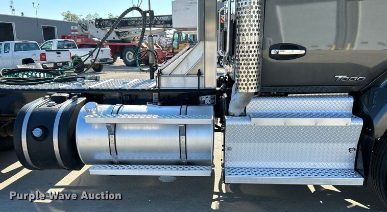 image for item NQ9943 2015 Kenworth T880  semi truck