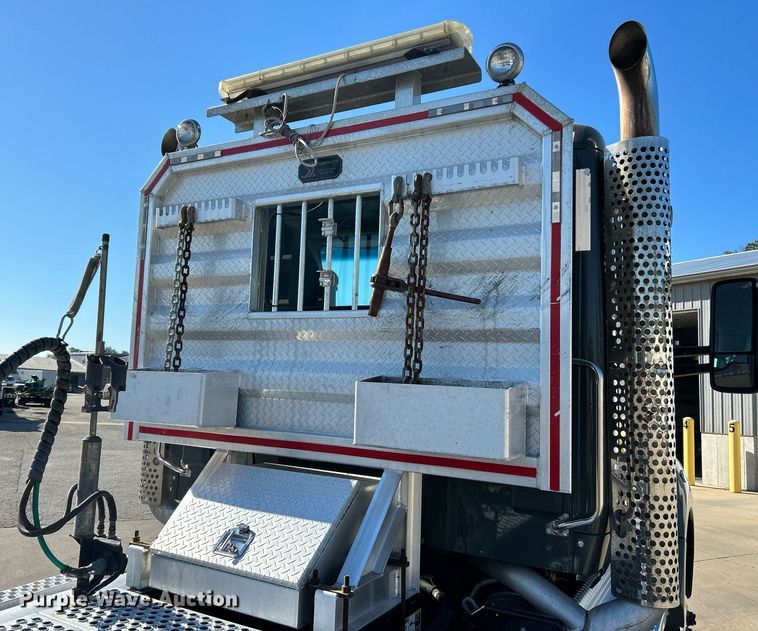 image for item NQ9943 2015 Kenworth T880  semi truck