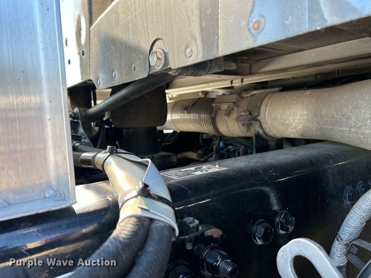 image for item NQ9943 2015 Kenworth T880  semi truck