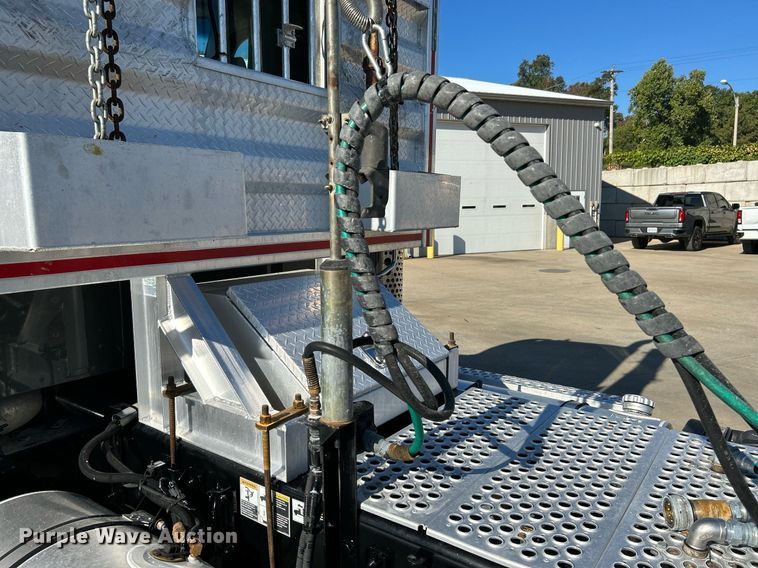 image for item NQ9943 2015 Kenworth T880  semi truck