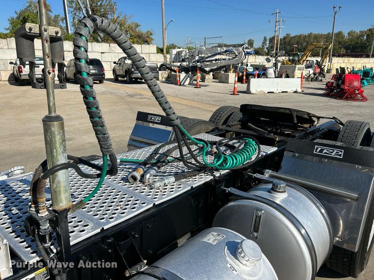 image for item NQ9943 2015 Kenworth T880  semi truck