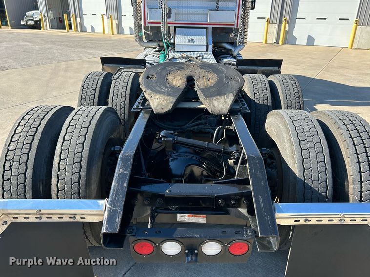 image for item NQ9943 2015 Kenworth T880  semi truck