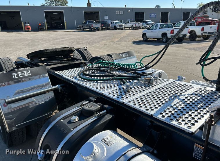 image for item NQ9943 2015 Kenworth T880  semi truck