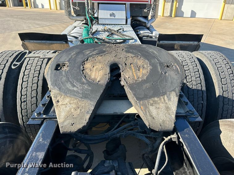 image for item NQ9943 2015 Kenworth T880  semi truck