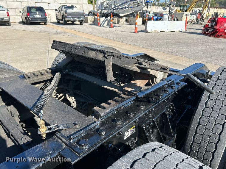 image for item NQ9943 2015 Kenworth T880  semi truck