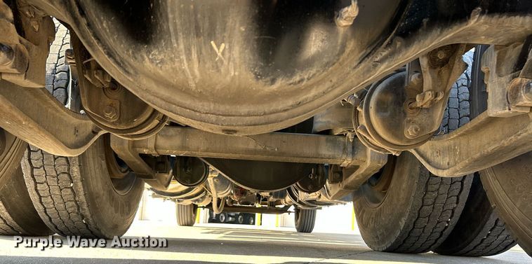 image for item NQ9943 2015 Kenworth T880  semi truck