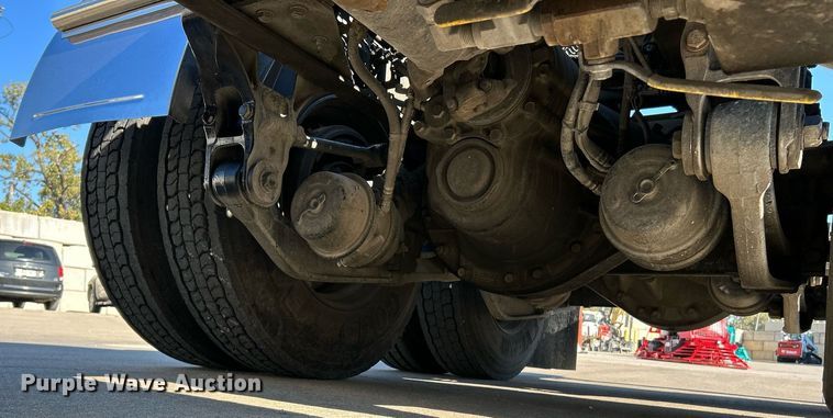 image for item NQ9943 2015 Kenworth T880  semi truck