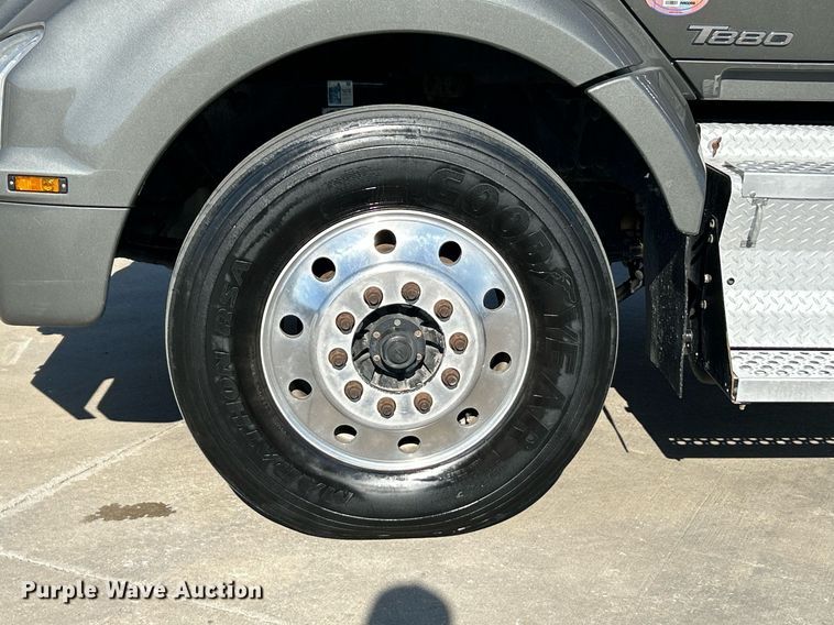 image for item NQ9943 2015 Kenworth T880  semi truck