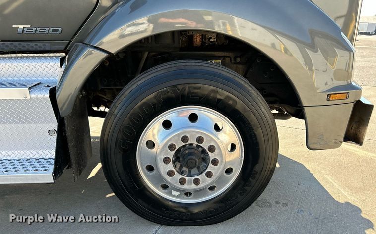 image for item NQ9943 2015 Kenworth T880  semi truck