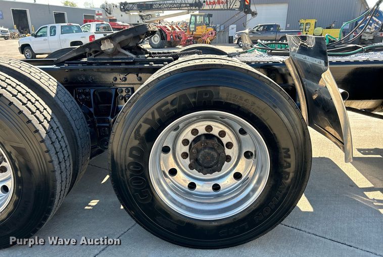 image for item NQ9943 2015 Kenworth T880  semi truck