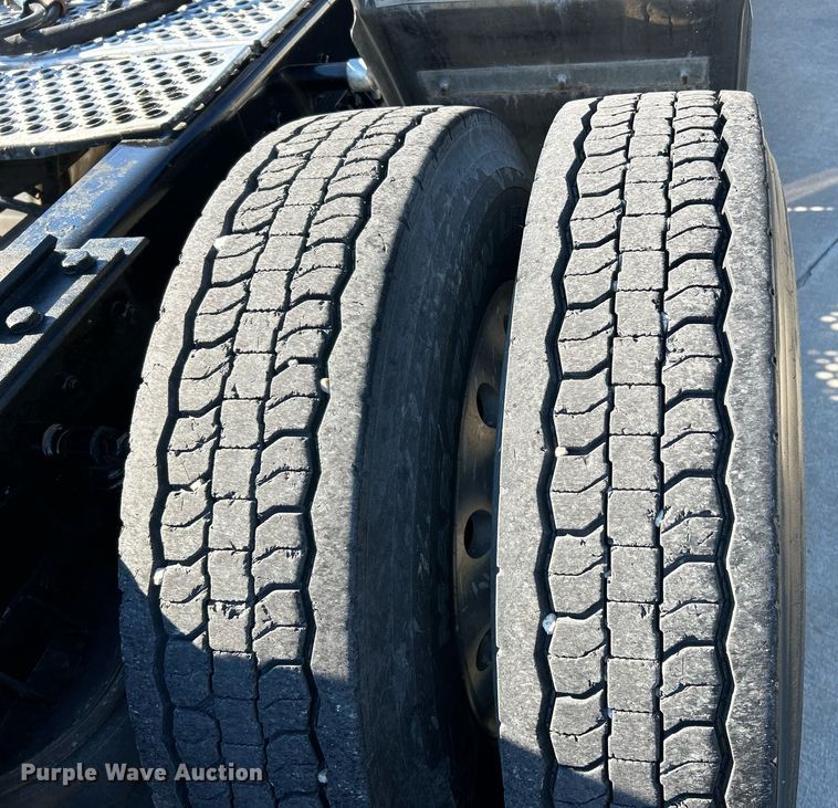 image for item NQ9943 2015 Kenworth T880  semi truck