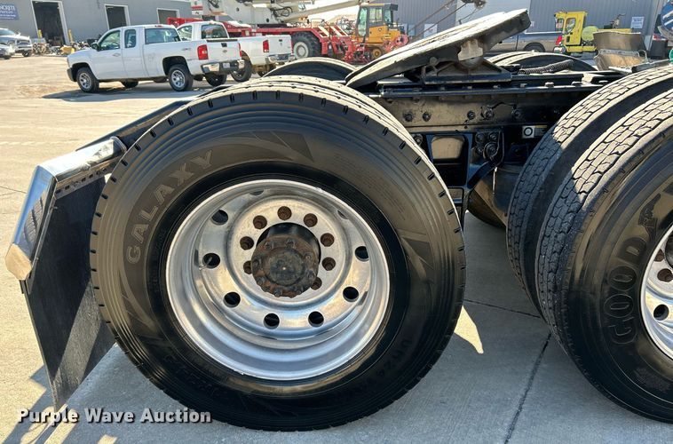 image for item NQ9943 2015 Kenworth T880  semi truck