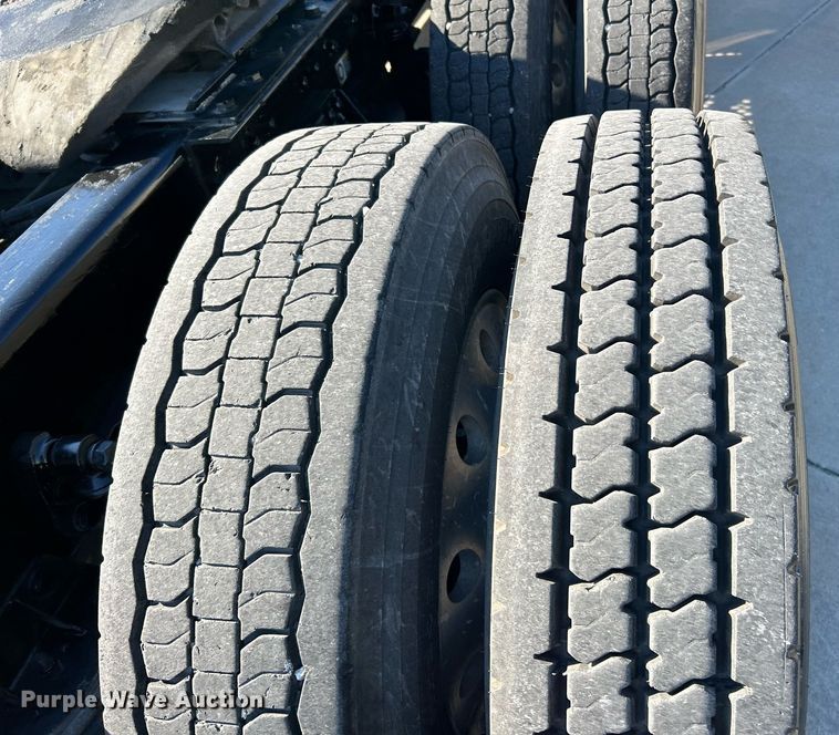 image for item NQ9943 2015 Kenworth T880  semi truck