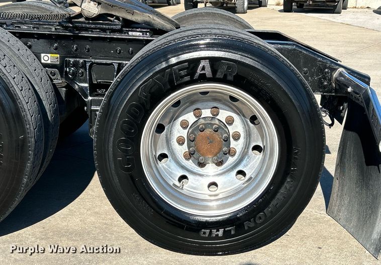 image for item NQ9943 2015 Kenworth T880  semi truck