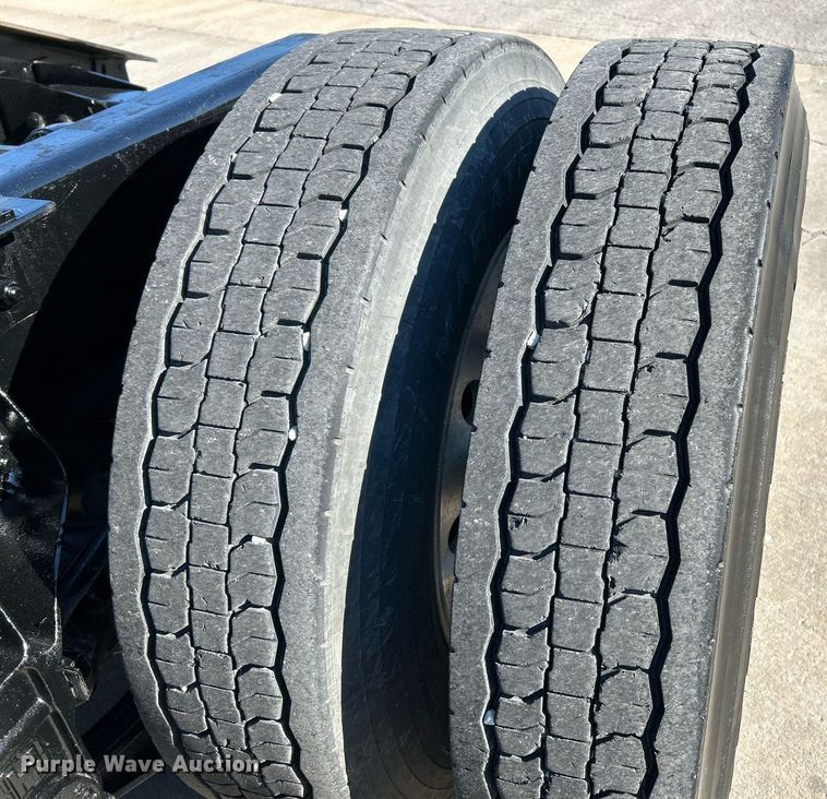 image for item NQ9943 2015 Kenworth T880  semi truck